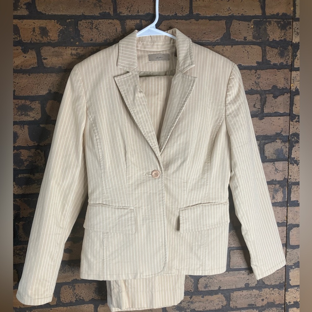 I.E 2 Piece Pin Striped Suit•Size 6•Used